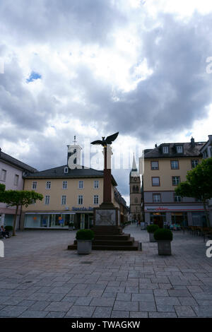 Bad Homburg, Allemagne - 09 juin 2019 : le monument aux morts sur la Waisenhausplatz avec boutiques attenantes sur Juin 09, 2019 à Bad Homburg. Banque D'Images