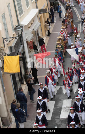 La vie de l'été Encore Saint Tropez 2019 - Funny street photos - le sport, la vie libre, jeu gratuit - Port de Saint Tropez, France Banque D'Images