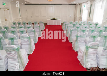 Des rangées de chaises vides avec des couvertures dans un Royaume-uni lieu pour une réception de mariage Banque D'Images
