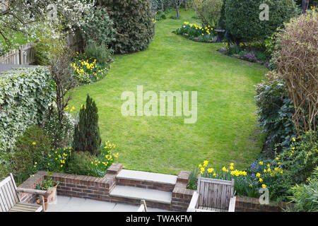 Pelouse d'un jardin à l'arrière de la banlieue de Londres en Angleterre, en vue d'en haut Banque D'Images