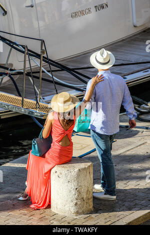 La vie de l'été Encore Saint Tropez 2019 - Funny street photos - le sport, la vie libre, jeu gratuit - Port de Saint Tropez, France Banque D'Images