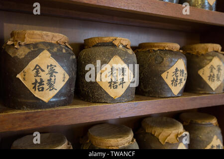 Pots de vin en céramique chinoise sur des étagères pour l'affichage Banque D'Images