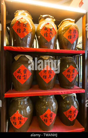 Pots de vin en céramique chinoise sur des étagères pour l'affichage Banque D'Images