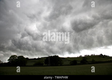 Tempête de pluie nuages sombres Miguel qui pèse sur Meon Hill près de Mickleton, Chipping Campden, UK Banque D'Images