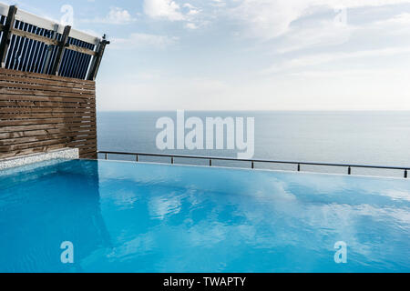 Piscine sur le toit de la maison avec vue sur la mer Banque D'Images