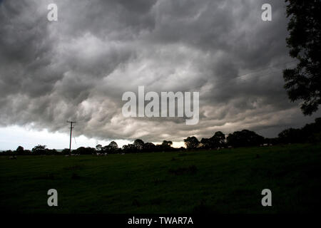 Tempête de pluie nuages sombres Miguel qui pèse sur Meon Hill près de Mickleton, Chipping Campden, UK Banque D'Images