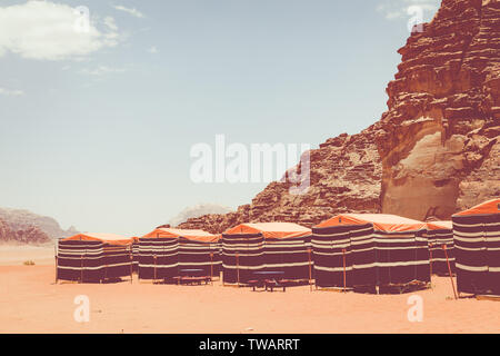 Tentes tourisme dans le Wadi Rum le dessert. La Jordanie. Moyen Orient. Banque D'Images
