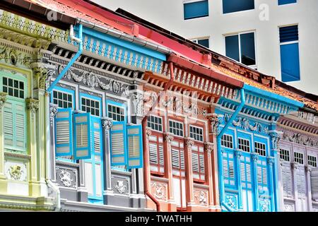 Vue avant du colorés traditionnels Peranakan de Singapour ou Straits shophouse chinoise dans la ville historique de Joo Chiat Côte Est Banque D'Images