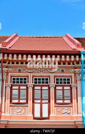 Vue avant du colorés traditionnels Peranakan de Singapour ou Straits shophouse chinoise dans la ville historique de Joo Chiat Singapore Côte Est Banque D'Images