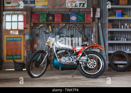 Une moto sur un stand dans un garage atelier Banque D'Images