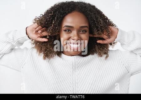 Donc, rien n'a pas entendu. Portrait de joyeux et insouciant african american woman laughing charismatique et souriant joyeusement avec oreilles fermer Banque D'Images