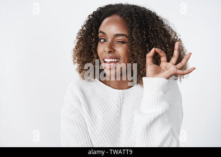 Pas de soucis je l'ai eu sous contrôle. Détendu et confiant unbothered beau succès african american woman winking chauds et de sourire en Banque D'Images