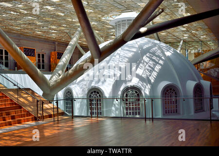 Singapour - 15 mai 2019 : l'intérieur de South East Asian Gallery National Gallery de Singapour avec des éléments de conception et la lumière du soleil Banque D'Images