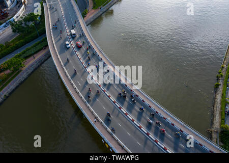 Saigon, Ho Chi Minh City, Viêt Nam Khanh Hoi An, le pont de la circulation tôt le matin. Ce pont relie le District 1, le quartier financier, avec les ports Banque D'Images