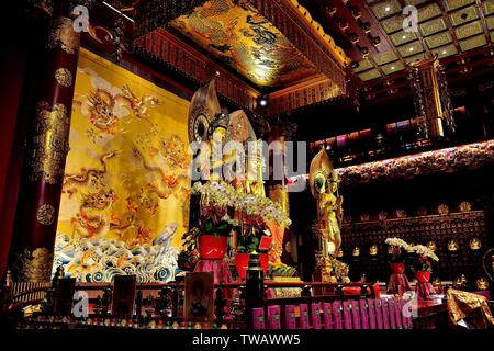 Intérieur de Buddha Tooth Relic Temple dans le quartier chinois près de statues bouddhiques en détail Banque D'Images