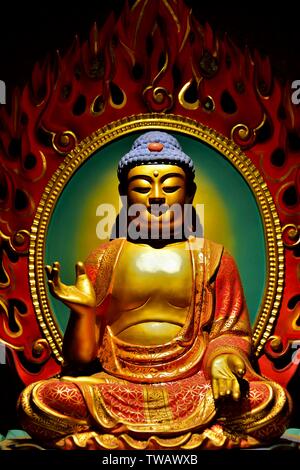 Statue de Bouddha assis en méditation avec de riches couleurs et des détails en vue rapprochée Banque D'Images