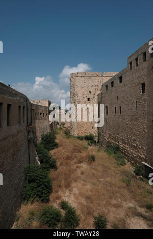 L'extérieur de l'ancienne Prison et Akko acre ou le métro actuel Musée des prisonniers qui a été construite pendant la période ottomane sur les ruines d'un Château 12ème siècle la forteresse des Croisés dans la vieille ville d'Acre, dans le nord d'Israël. Dans le Mandat Britannique de nombreux Arabes sont emprisonnés dans cette prison comme des criminels ou pour participer à la 1936-1939 révolte arabe en Palestine. Il contenait aussi des prisonniers juifs, les membres de l'organisations clandestines en raison de leur lutte contre la règle obligatoire et leur lutte pour établir un foyer national sur la terre d'Israël.prison Banque D'Images