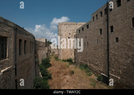 L'extérieur de l'ancienne Prison et Akko acre ou le métro actuel Musée des prisonniers qui a été construite pendant la période ottomane sur les ruines d'un Château 12ème siècle la forteresse des Croisés dans la vieille ville d'Acre, dans le nord d'Israël. Dans le Mandat Britannique de nombreux Arabes sont emprisonnés dans cette prison comme des criminels ou pour participer à la 1936-1939 révolte arabe en Palestine. Il contenait aussi des prisonniers juifs, les membres de l'organisations clandestines en raison de leur lutte contre la règle obligatoire et leur lutte pour établir un foyer national sur la terre d'Israël.prison Banque D'Images