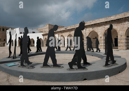 Installation en métal représentant les prisonniers marchant dans la cour de l'ancienne prison d'Acre ou d'Akko et courant le Musée des prisonniers souterrains qui a été construit pendant la période ottomane dans la vieille ville d'Acre, au nord d'Israël. À l'époque du mandat britannique, de nombreux Arabes ont été emprisonnés dans cette prison comme criminels ou pour avoir participé à la révolte arabe en Palestine de 1936 à 1939. Il contenait également des prisonniers juifs, des membres d'organisations clandestines en raison de leur lutte contre la règle obligatoire et de leur lutte pour établir un foyer national Banque D'Images