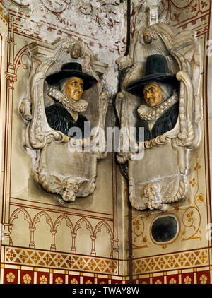 Tablette murale à deux bustes puritain mesdames. Katherine Agard, d. 1628 L'âge de 66 ans et sa fille Ann d Woollocke. 1657, à l'âge de 71 ans. L'église, en Angleterre. Hanbury Banque D'Images