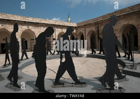 Installation en métal représentant les prisonniers marchant dans la cour de l'ancienne prison d'Acre ou d'Akko et courant le Musée des prisonniers souterrains qui a été construit pendant la période ottomane dans la vieille ville d'Acre, au nord d'Israël. À l'époque du mandat britannique, de nombreux Arabes ont été emprisonnés dans cette prison comme criminels ou pour avoir participé à la révolte arabe en Palestine de 1936 à 1939. Il contenait également des prisonniers juifs, des membres d'organisations clandestines en raison de leur lutte contre la règle obligatoire et de leur lutte pour établir un foyer national Banque D'Images