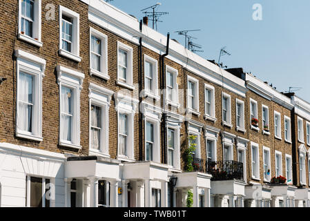 Maisons de ville avec sa façade de brique dans le quartier de Notting Hill, un quartier dans l'ouest de Londres dans le quartier de Kensington et Chelsea Banque D'Images