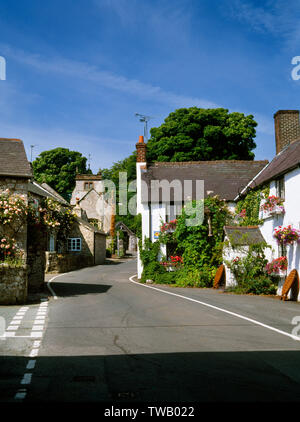 Cilcain Auberge du Cheval Blanc et de l'église St Mary, Moule, Flintshire. Cilcain village se trouve au point de rencontre des anciennes routes des bouviers. Banque D'Images