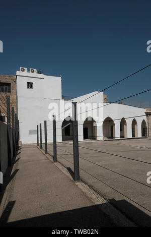 La cour de l'ancienne Prison et Akko acre ou le métro actuel Musée des prisonniers qui a été construite pendant la période ottomane sur les ruines d'un Château 12ème siècle la forteresse des Croisés dans la vieille ville d'Acre, dans le nord d'Israël. Dans le Mandat Britannique de nombreux Arabes sont emprisonnés dans cette prison comme des criminels ou pour participer à la 1936-1939 révolte arabe en Palestine. Il contenait aussi des prisonniers juifs, les membres de l'organisations clandestines en raison de leur lutte contre la règle obligatoire et leur lutte pour établir un foyer national sur la terre d'Israël. Banque D'Images