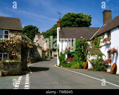 Cilcain Auberge du Cheval Blanc et de l'église St Mary, Moule, Flintshire. Cilcain village se trouve au point de rencontre des anciennes routes des bouviers. Banque D'Images