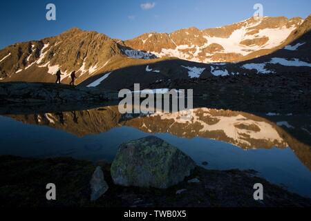 Autriche, Tyrol, Alpes d'Oetztal, randonneurs sur la route haute vent. Banque D'Images