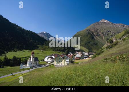 Autriche, Tyrol, Alpes d'Oetztal, village vent dans la vallée d'Oetz. Banque D'Images