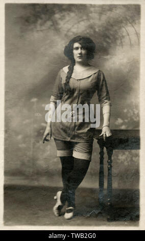 Légèrement louche Girl dans une posture de portrait de studio Banque D'Images