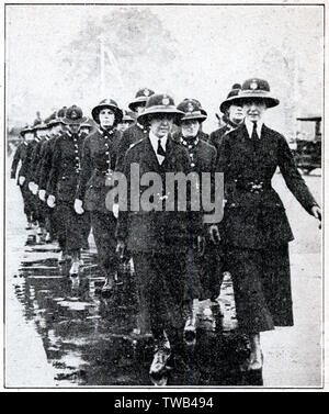 Célébrations de la Journée de la paix - la police féminine en uniforme WWI Banque D'Images