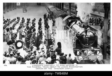 Au revoir à Londres, le roi George VI - Le train funéraire sur le point de quitter la gare de Paddington dessiné par le 'château de Windsor' - 15 Février, 1952. Date : 1952 Banque D'Images