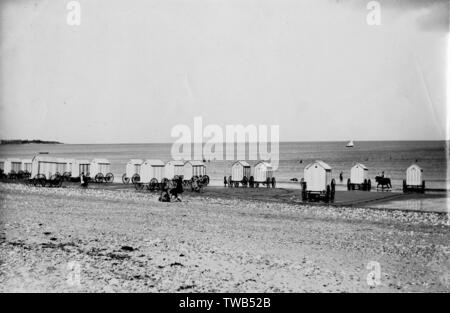 Cabines de baignade sur la plage de Colwyn Bay, au nord du pays de Galles Banque D'Images