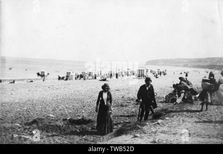 Personnes sur la plage à Colwyn Bay, au nord du pays de Galles Banque D'Images