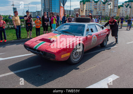 Novokouznetsk, Russia-June 14, 2019 : La 7e Pékin à Paris Motor Challenge est unique dans le monde automobile un véritable rallye automobile d'endurance en suivant Banque D'Images