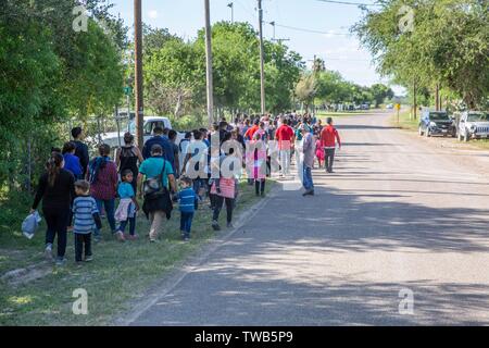 Un grand groupe de migrants d'Amérique centrale en quête d'asile, en ville à pied à se transformer en de la U.S. Customs and Border Patrol, 15 juin 2019 à Los Ebanos, Texas. Le groupe comptant plus de 100 familles se sont volontairement au cours de patrouilles aux frontières, après avoir traversé illégalement la frontière dans l'espoir d'obtenir l'asile. Banque D'Images