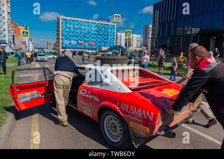 Novokouznetsk, Russia-June 14, 2019 : La 7e Pékin à Paris Motor Challenge est unique dans le monde automobile un véritable rallye automobile d'endurance en suivant Banque D'Images