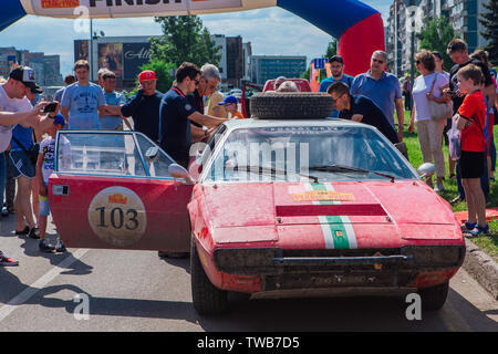 Novokouznetsk, Russia-June 14, 2019 : La 7e Pékin à Paris Motor Challenge est unique dans le monde automobile un véritable rallye automobile d'endurance en suivant Banque D'Images