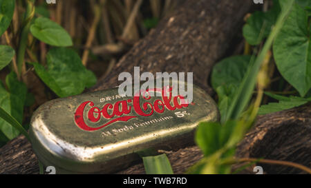 Groningen, Pays-Bas - 6 juin 2019 - Ancien, vintage Coca Cola Boîte de crayons dans la nature Banque D'Images