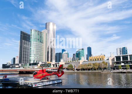 Avec l'hélicoptère de l'héliport sur la rivière Yarra, dans le quartier d'affaires de Melbourne. Banque D'Images