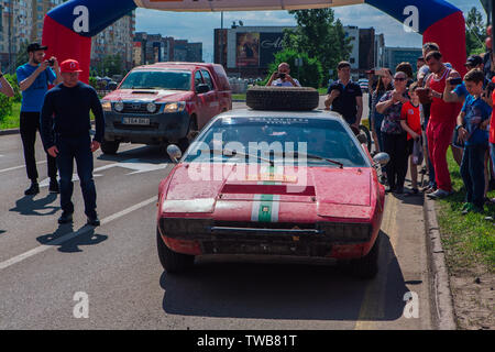 Novokouznetsk, Russia-June 14, 2019 : La 7e Pékin à Paris Motor Challenge est unique dans le monde automobile un véritable rallye automobile d'endurance en suivant Banque D'Images