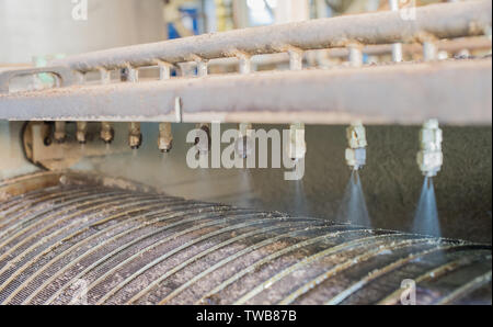 Les injecteurs pulvérisent de l'eau sur le tambour. Focus sélectif. Banque D'Images