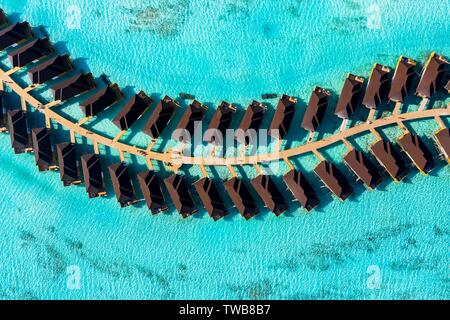Vue aérienne, bungalows sur l'eau dans l'eau turquoise, un centre touristique, South Male Atoll, Maldives Banque D'Images