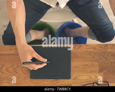 Homme avec dimensions comprimé à la 24, cools ses pieds dans le réservoir d'eau Banque D'Images