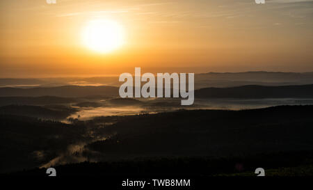 Un merveilleux lever du soleil dans les montagnes. Rayons de soleil et le brouillard dans la vallée des Carpates. Bieszczady. Pologne Banque D'Images