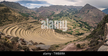 Vue depuis les ruines Incas de Pisac au Pérou. Terrasses de culture Inca. Banque D'Images