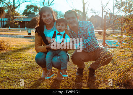 Family playing in park with son Banque D'Images