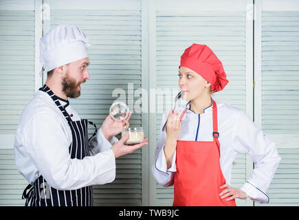 Préparer le dîner pour la famille. La planification du menu. Une cuisine gastronomique. Cuisine familiale dans une cuisine. l'homme et la femme chef dans un restaurant. couple amoureux de nourriture parfaite. ingrédient secret par recette. cook uniforme. Banque D'Images